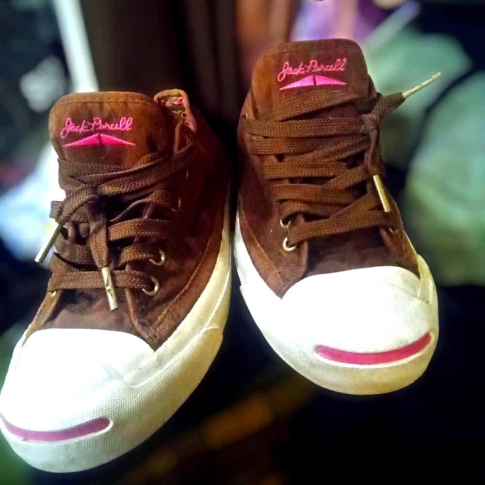 Converse (chuck taylors)